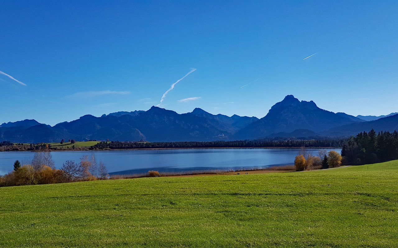 Hopfensee Blick Richtung Tegelberg und Säuling