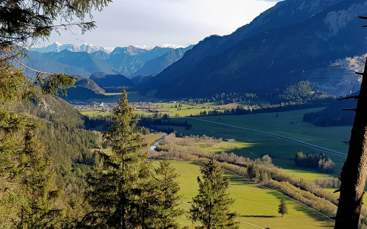 Blick auf Vils im Hintergrund Zugspitze
