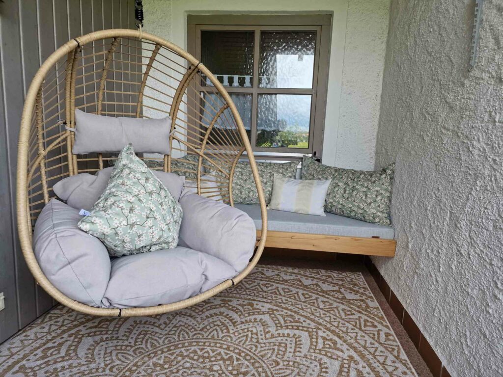 Terrasse mit Schaukel und Bank