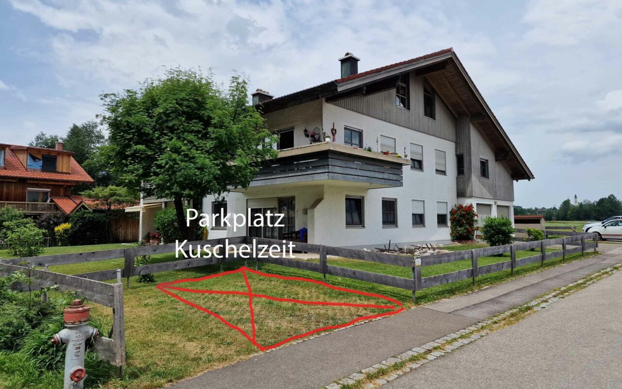 reservierter Parkplatz vor dem Haus