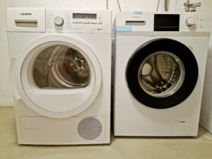 eigene Waschmaschine und Wäschetrockner im Trockenraum / Keller
